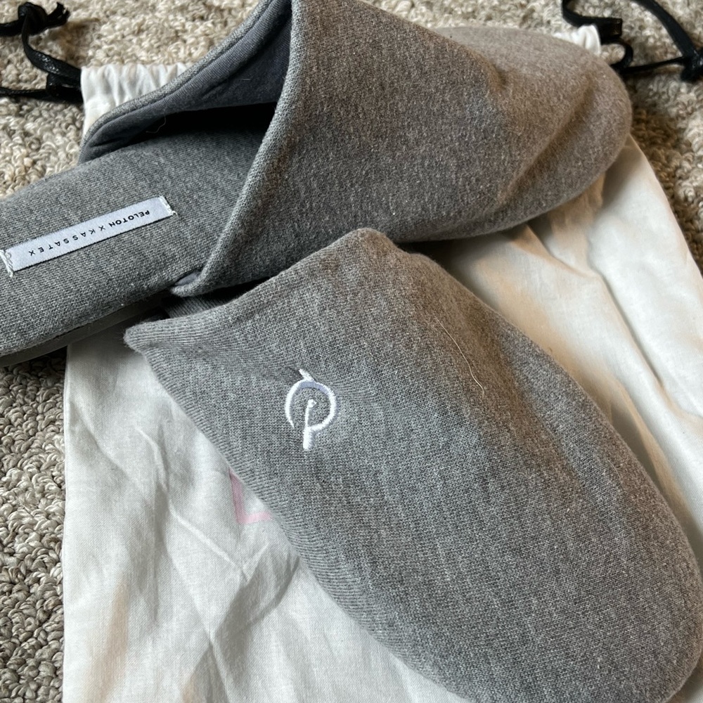 Peloton X Kassatex Slippers Womens size large barely worn.